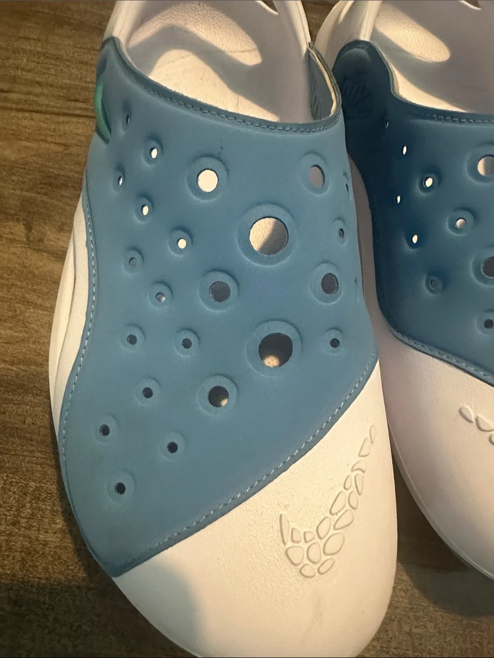 Nike Kids Aqua swoosh size 6